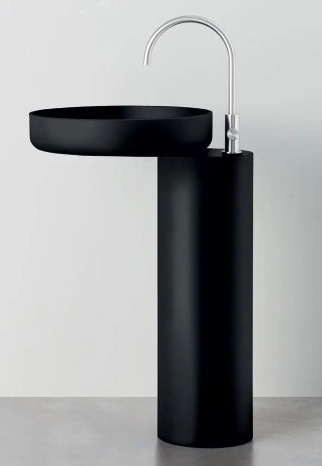Freistehender schwarzer Design-Waschtisch mit Standarmatur aus Edelstahl