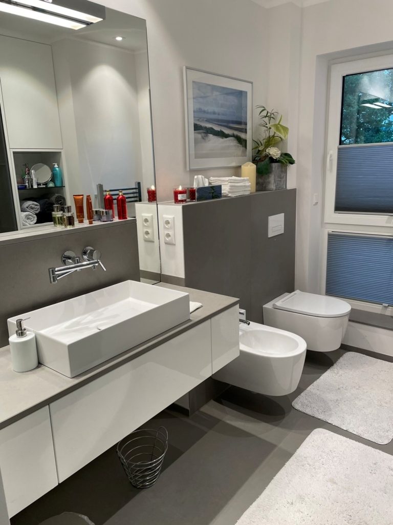 Modernes Badezimmer in Grau und Weiß mit Aufsatzwaschbecken und wandhängendem WC – geplant von Badplaner Peter Falk